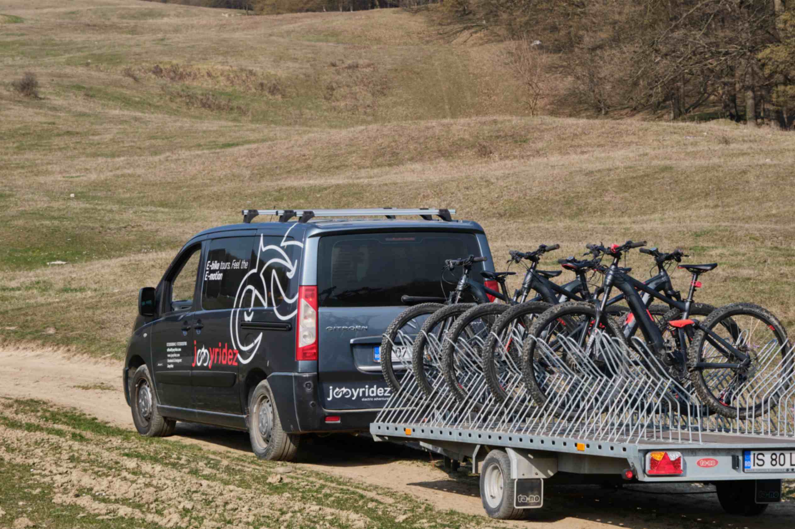 Închiriere remorcă biciclete